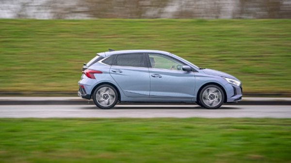 Най-добра вносна малка кола

Тук имаме двама шампиони с равен брой точки. Започваме с обновения Hyundai, чийто нов дизайн е як. Механичните бутони и превключватели го правят по-лесен за използване – пример във времена на прекалено използвани сензорни екрани.

Пространството в интериора е използвано ефективно. До 1075 литра могат да бъдат прибрани в багажното отделение със сгъната задна седалка. Жалко, Hyundai вече не предлага 1,0-литровия турбо двигател, който тествахме като мек хибрид. Така той произвежда само 100 вместо 120 коня.
